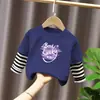 G2307# camiseta de algodón de manga larga para niños otoño nuevo a rayas de dos piezas falsas con estampado de dibujos animados abrigo base para niños
