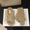 Chinelos peludos casuais e versáteis estilo coreano para mulheres, adequados para uso externo, nova coleção outono/inverno 2026, com solado grosso, design de tira cruzada, quentes e confortáveis, estilo slip-on