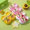 Decoración Luminosa de Fresa para Zapato Nueva Sandalia Infantil de Dibujos Animados Verano Niños y Niñas Bebé Punta Cerrada Suela Suave Zapatos para Caminar Zuecos