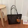 Bolsa tote transfronteiriça outono 2026 nova e moderna para mulheres, grande capacidade, bolsa de ombro para o dia a dia de nicho, bolsa versátil de alta qualidade