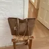 Bolsa tote texturizada simples e estilosa 2025 para o dia a dia retrô de verão nova bolsa de ombro versátil de grande capacidade