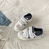 Zapatillas de velcro de moda y únicas con estampado de grafiti para mujer, nueva colección otoño 2026, zapatillas de lona súper populares, garantizado que no son una réplica