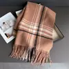 Cachecol Xadrez Casual Moda Outono e Inverno Quente Xale Feminino Versátil Roupa de Trabalho Fio de Lã com Franjas Cachecol de Imitação de Caxemira
