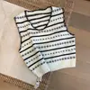 Chaleco tejido de estilo étnico/otoño con cuello en V, bordado a mano con adornos de concha, jacquard a rayas en contraste blanco y negro