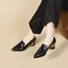 Sapatos femininos de salto alto bico fino para primavera para comércio transfronteiriço, sapatos slip-on simples e elegantes em estilo britânico feitos de couro bovino texturizado