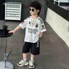 Ropa de Verano Holgada de Manga Corta para Niños Traje Infantil 2026 Nuevo Estilo Coreano para Bebé Conjunto de Dos Piezas con Jeans Rasgados Frescos