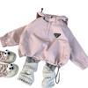 Roupa Infantil Estilo Coreano 2026 Nova Primavera Jaqueta com Patch de Etiqueta para Meninas Conjunto de Duas Peças Elegante com Meias em Camadas e Leggings para Crianças