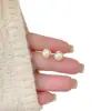 Pendientes de Aleación de Cobre con Perlas de Imitación, Elegantes y Sencillos, Nuevo Modelo 2025, Pendientes de Presión Compactos y Elegantes de Moda Francesa para Mujer