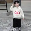 Chaqueta de béisbol acolchada para niños con forro polar Ropa de invierno 2026 Nueva sudadera con capucha elegante de invierno para bebé Conjunto de tres piezas