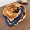 Cachecol para Mulheres, Novo Estilo Outono e Inverno 2025, Proteção Quente para o Pescoço, Lenço de Seda Versátil e Fashion com Fivela Magnética, Lenço Quadrado Pequeno Vintage