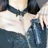 Colar de couro com renda de folha de lótus rosa para meninas, colar com sino, corda de tração, corrente para clavícula, design de estilo doce e descolado, sensação suave para meninas