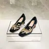 Novos Sapatos Femininos Quadrados Estilo Chinês 2025 Novos Retro Bordados de Cetim Sapatos Qipao Elegantes Saltos Plataforma Grossos