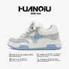 Zapatillas Universales Invisibles para Aumentar la Altura Zhq-Hy1015 Verano Retro Nicho Zapatos de Hombre Blancos con Suela Gruesa para Aumentar la Altura para Hombres