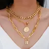 Conjunto de Colares Femininos Mais Vendido na Europa e América, Estilo Levemente Luxuoso, Pingente Redondo Embossado, Fecho OT, Corrente de Três Camadas, Estilo Curto