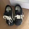 Zapatillas de entrenamiento alemanas de moda con suela gruesa para mujer, nueva colección otoño 2026, zapatos planos casuales versátiles, zapatillas negras populares antideslizantes
