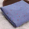 Tela de Mezclilla Lavada con Sal con Estampado Floral de Rosas Pequeñas para Ropa, Vestidos y Bolsos, Mismo Estilo que el de Lucy