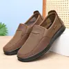 Tênis casuais de malha respirável feitos sob medida para o verão com solas macias, confortáveis de usar, estilo slip-on, perfeitos para pais, sapatos casuais masculinos