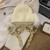 Chapéu de Lã Colorido de Pelúcia Tricotado Estilo Coreano com Tiras para Mulheres, Chapéu de Lã Vermelho de Inverno Novo Ano Espessado Quente Protetor de Orelha