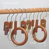 Clips para exhibición de tiendas de ropa y percheros para bufandas, pinzas para tela, ganchos, ganchos en S de madera maciza, círculos decorativos de varios tamaños de color nogal.