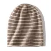 Chapéu Macio e Glutinoso de Caxemira 26 Outono/Inverno Novo Estilo Unissex Casual Tira de Proteção para Orelhas Cor Blocada Listrada Chapéu de Tricô Fashion
