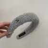 Faixa de Cabeça de Pelúcia de Alta Qualidade Inspirada na Chanel em Estilo Coreano com Aba Larga para Mulheres, Elegante e Estilosa, Acessório de Cabelo Versátil para Lavar o Rosto