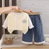 Conjunto de Roupas de Outono para Meninas 2026 Novo Estilo Moda Primavera e Outono para Bebês Versão Coreana Suéter com Letras Colete Conjunto de Três Peças Atacado
