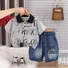Conjunto de Verão para Meninos 2026 Nova Roupa Infantil Estilosa Roupa de Bebê Verão Camisa Polo com Letra Conjunto de Duas Peças de Manga Curta