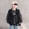 Colete com Capuz Infantil para Meninos 2026 Novo Estilo Primavera e Outono Roupa Exterior para Crianças Médias e Mais Velhas Colete Estilo Outono Roupa de Trabalho para Meninos Tendência