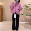 Chaqueta de Algodón Estilo Europeo con Cuello Alto Simple para Mujer, Nueva Chaqueta Acolchada de Invierno 2026 con Cordón, Resistente al Viento, Versátil, Abrigo de Moda de Corte Amplio