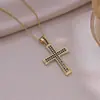 Colar Feminino Colorido Zircônia Joias Design de Nicho Pingente Cruz Completo em Diamante Colar Corrente de Clavícula em Aço Inoxidável