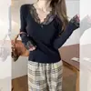Suéter Blanco de Encaje con Cuello en V Dulce y Picante para Mujer Otoño/Invierno 2024 Estilo Chic de Alta Gama Top de Punto de Manga Larga