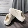 Chinelos Meio Sapatos com Biqueira de Lona para Uso Externo Feminino Outono 2025 Novos Sapatos Brancos Sem Salto Sandálias Respiráveis com Solado Grosso para Mulheres