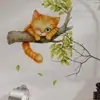 Adesivo de Parede Foto Gatinho Fofo Transfronteiriço Deitado no Topo da Árvore Quarto Sala de Estar Entrada Parede de Fundo PVC Autoadesivo Removível