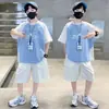 Conjunto de Verão para Meninos 2026 Novo Estilo Esportivo Manga Curta Shorts Conjunto de Duas Peças para Crianças Maiores Tendência Estiloso Streetwear Roupas Infantis