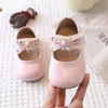 Sapatos de Couro Redondos para Meninas 2026 Estilo Primavera e Outono Versão Coreana Infantil Sapatilhas Macias com Velcro Moda Bebê Sapatos de Princesa