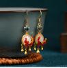 Pendientes populares de TikTok live de cobre chapado en oro, imitación de jade, esmalte cloisonné, capullo de flor de perla, pendientes retro de moda nacional