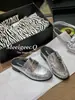 Sapatos Femininos de Couro Loafers Planos Slip-On Bico Redondo Retro Plissado Superficial Modelo Novo 2025 de Alto Padrão