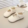 Zapatos para caminar para bebés niñas, zapatos de suela blanda con lazo, nuevo estilo para primavera y otoño 2026, punta redonda, zapatos de cuero de moda.