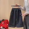 Pantalones vaqueros forrados de forro polar para niña 2025 Otoño e Invierno Nuevos Pantalones holgados Pantalones rectos integrados de forro polar Versión coreana Pantalones largos forrados de forro polar Tendencia