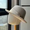 2026 Novo Chapéu de Pescador Elegante Estilo Hepburn Vintage com Tira para Mulheres, Aba Enrolada, À Prova de Frio, Quente, Emagrecimento Facial, Elegante