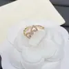Anillo Europeo y Americano Transfronterizo Nuevo Estilo Lv 2025 con Logo y Diseño Floral Incrustado de Diamantes para Mujer, Acabado de Alta Gama, Fotos Reales, Anillos al por Mayor