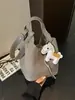 Bolso de mano de diseño de nicho de alta gama nuevo 2026 para mujer, bolso cruzado versátil de moda para el día a día, cesta tote, bolso cubo