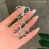 Brincos de Tarraxa Flor Vazada Prateados Minimalistas para Mulheres 2026 Novo Estilo, Elegantes e Simples, Ousados e de Alto Padrão, Brincos que Afinam o Rosto