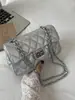 Bolsa de Ombro de Corrente com Strass para Mulheres 2026 Nova Moda Versátil Bolsa de Axila para Mulheres no Estilo Chanel com Textura de PU para o Dia a Dia Transversal