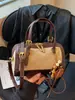 Diseño retro de nicho, bolso tipo almohada para el día a día con bloques de color, nueva colección Otoño 2026, bolso de hombro casual moderno y minimalista