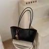 Bolso de hombro único de alta gama para madre e hijo, bolso de cubo de cuero suave para mujer, bolso de mano para mujer 2025, cesta de verduras, simple
