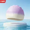 Gorro de Natación de Silicona con Nuevo Degradado de Yuke, Ampliado y que No Aprieta, Gorro de Natación Impermeable de Alta Elasticidad para Proteger los Oídos para Niños con Cabello Largo