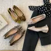 Sapatos de salto médio rasos elegantes 2026 outono camurça retalhos laço salto grosso bico quadrado Mary Jane