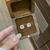 Pendientes de botón versátiles y exquisitos con diseño de cubo de azúcar hueco y circonita, pendientes de nicho de lujo ligero de alta gama con pasador de plata 925 para mujer