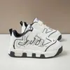 Novos Tênis de Basquete Infantis Sapatos para Bebê Caminhar Sapatos Infantis para Jardim de Infância Solado Macio Antiderrapante Tênis Esportivos Estilosos Casuais para Crianças